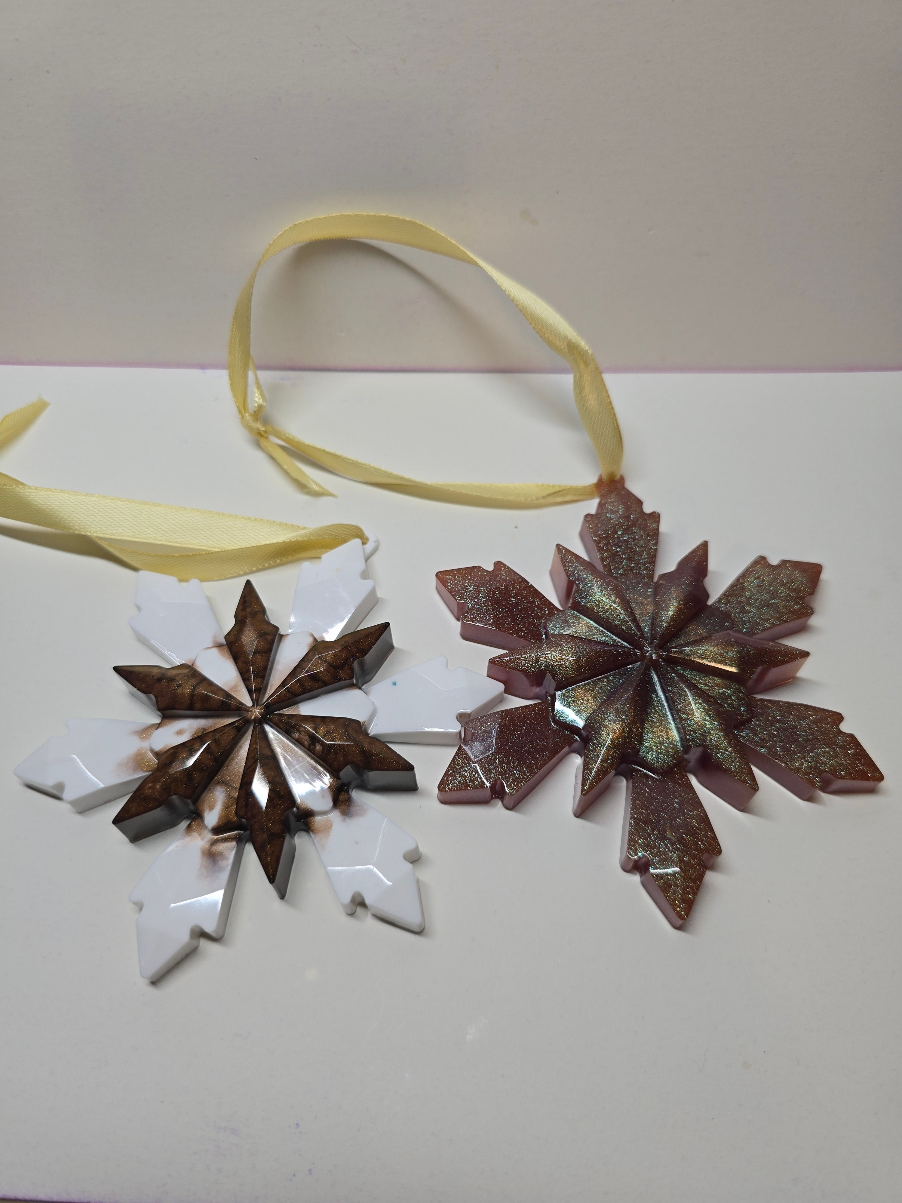 Brown/white snowflakes set of (2)