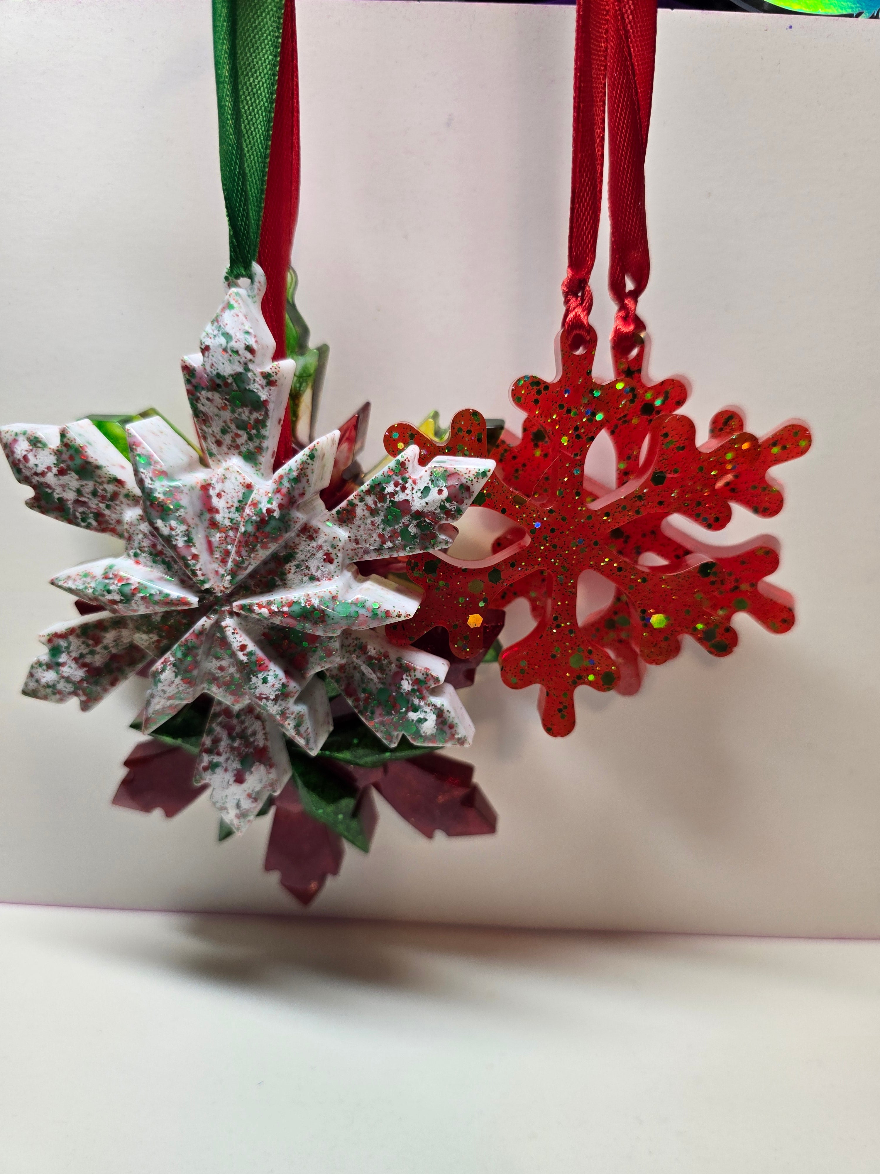 Red/green/white snowflakes ❄️ set of (5)