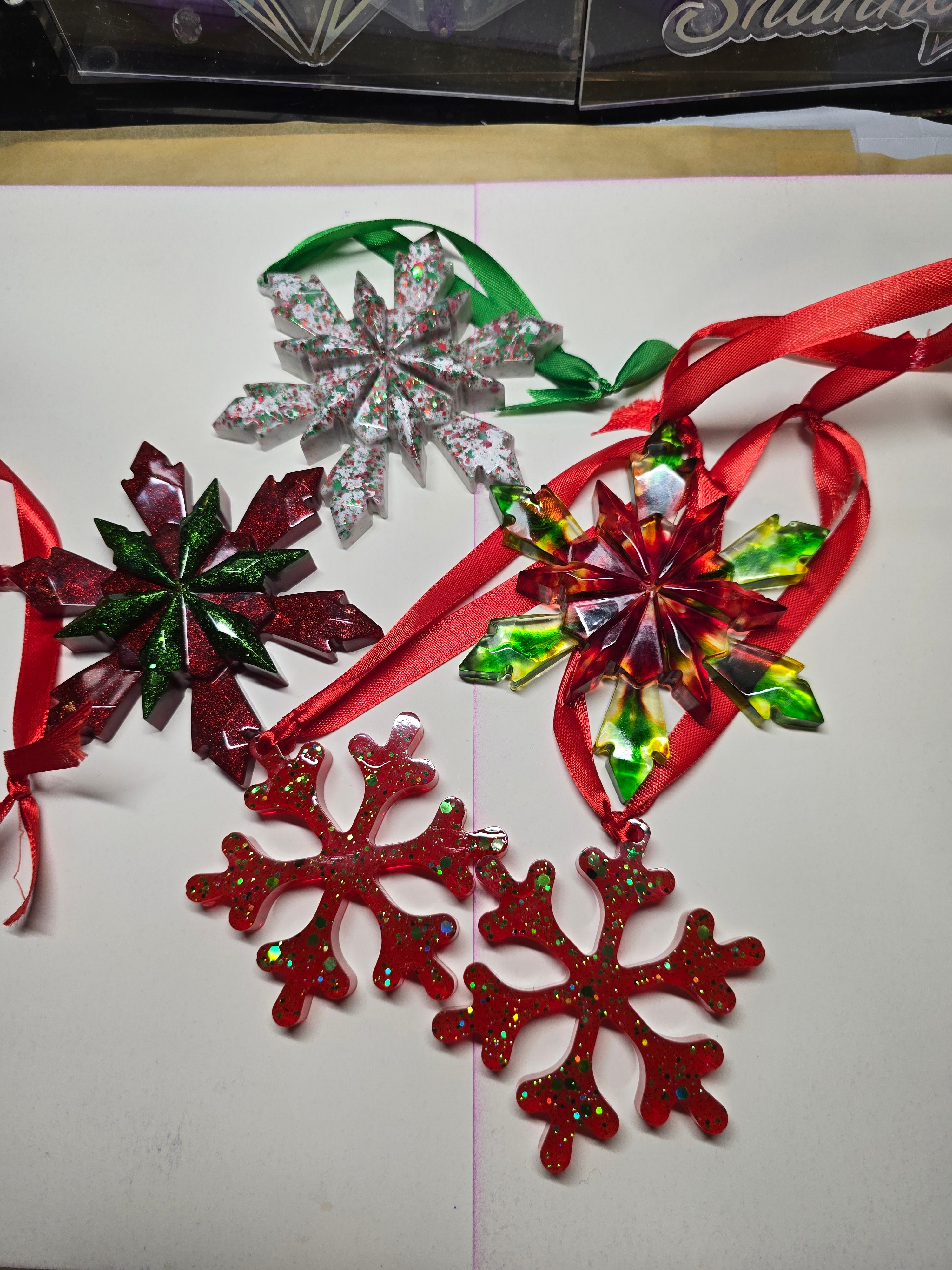 Red/green/white snowflakes ❄️ set of (5)